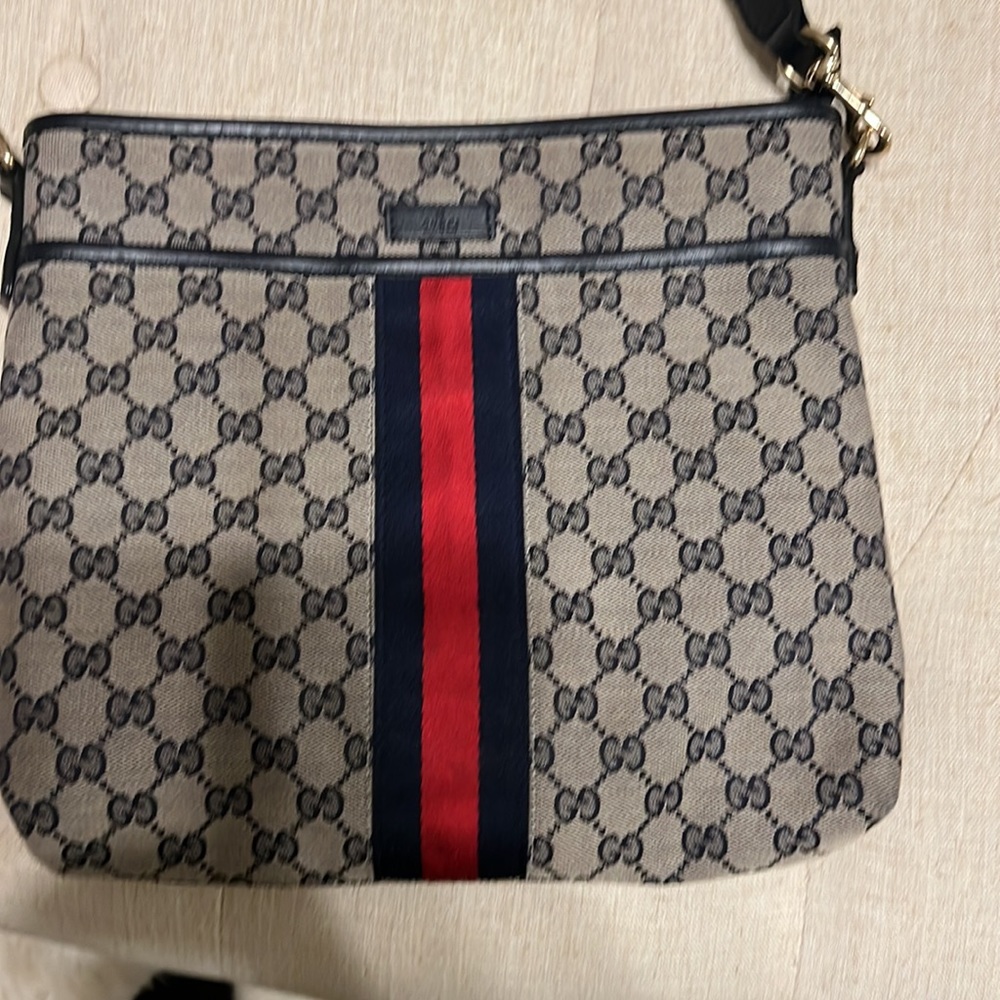 Gucci messenger bag good condition only two very light spots. Authentic - Picture 2 of 7